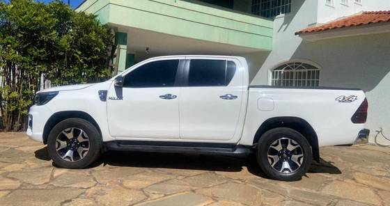 TOYOTA HILUX 2.8 SRX 4X4 CD 16V DIESEL 4P AUTOMÁTICO